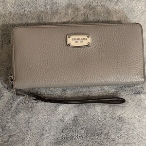 MICHAEL KORS Pebbled Leather Large Zip-Around Wristlet Wallet - Light Gray